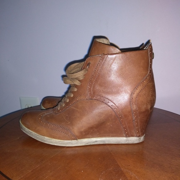 Koolaburra by UGG. Perfect for fall and winter. - Picture 2 of 5